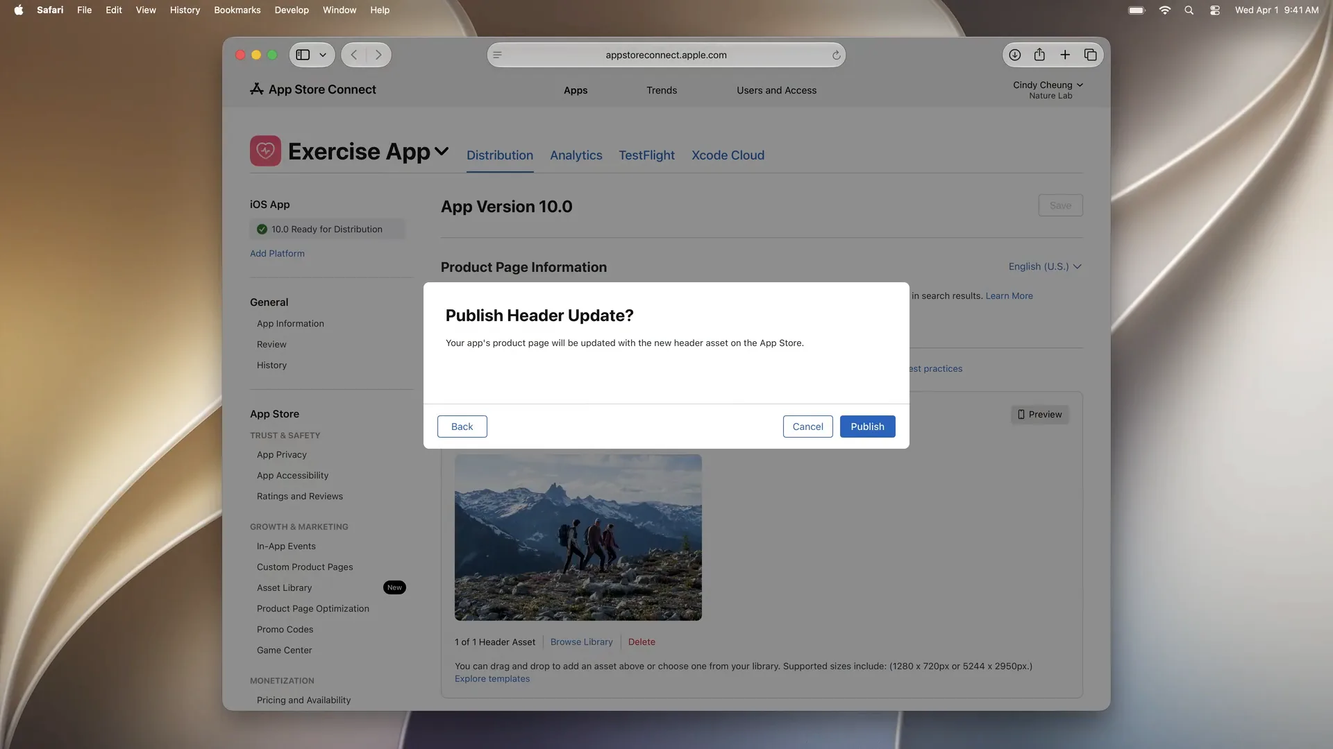 选择已获批的冬季徒步图片后，App Store Connect 中的发布标头更新对话框。图片：Apple，WWDC26。